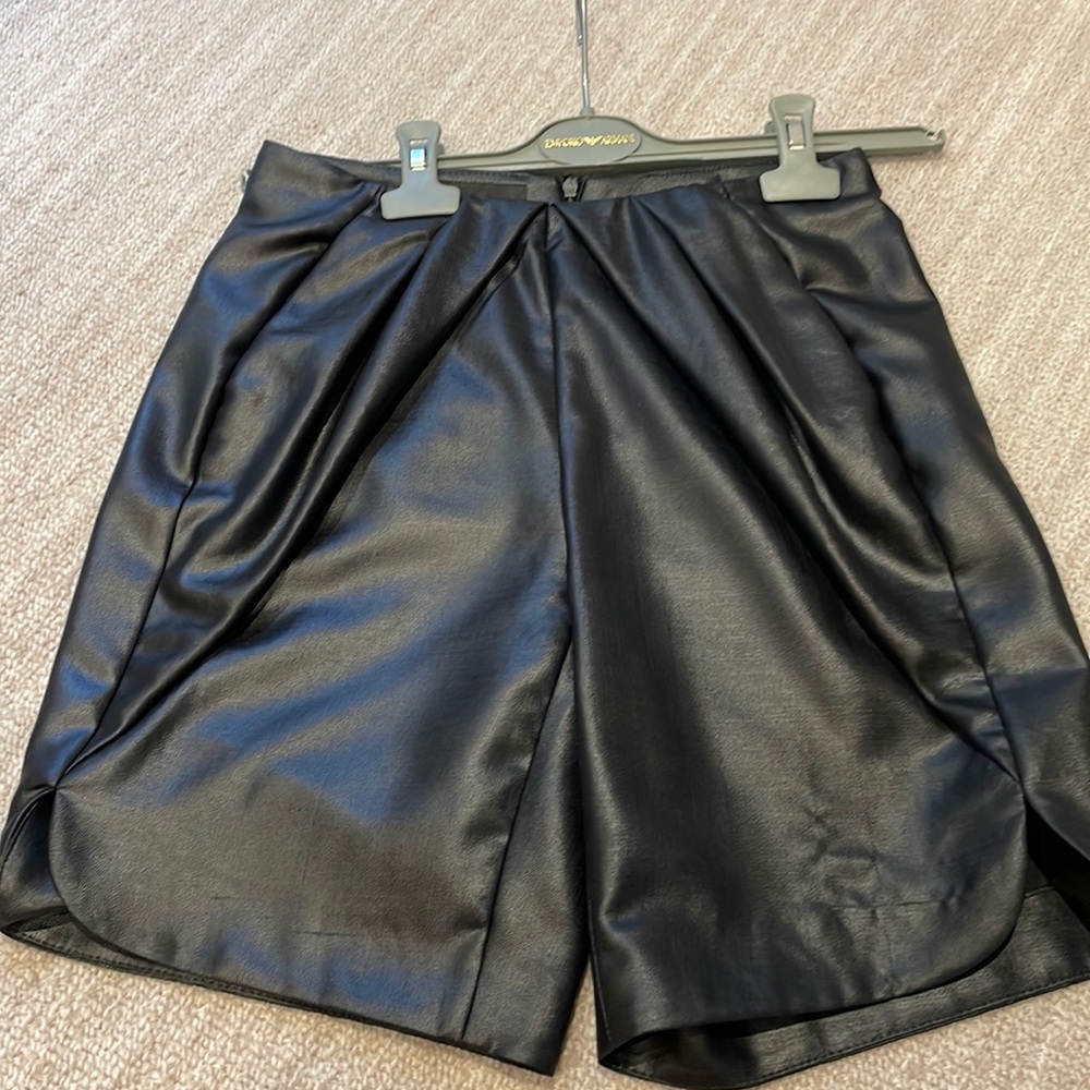 Emporio Armani Black Shorts US Size 0 Italian Size 36